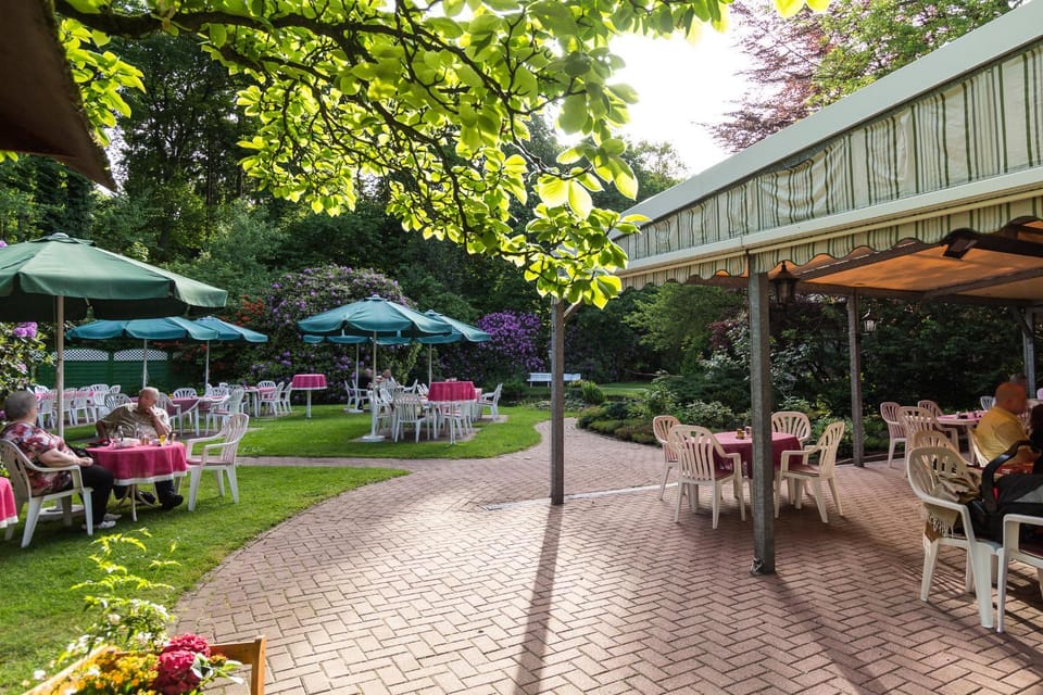 Patio, Day, group of guests