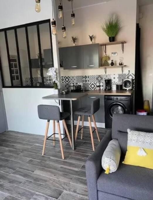Kitchen or kitchenette, Dining area, minibar, pet friendly, stove