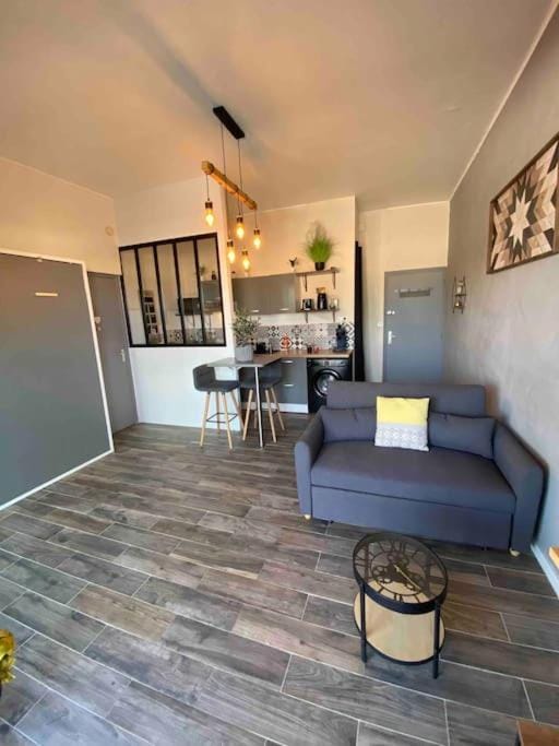 Kitchen or kitchenette, Living room, Seating area