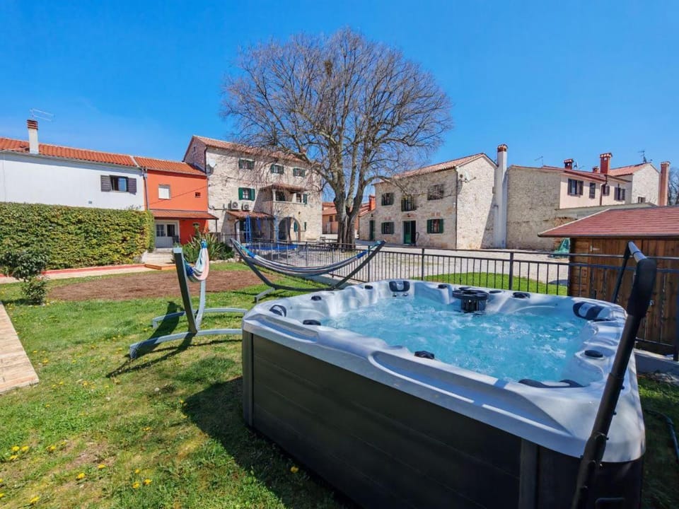 Spring, Day, Natural landscape, Hot Tub, Hot Tub, Garden view, Pool view