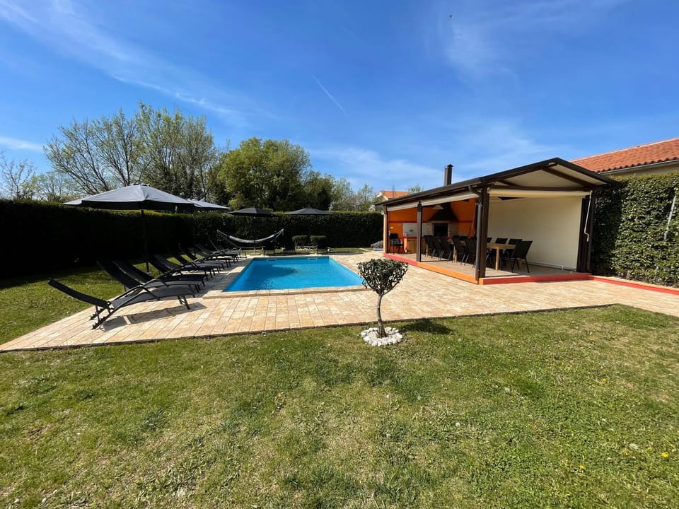 Spring, Day, Garden, Garden view, Pool view, Swimming pool, sunbed