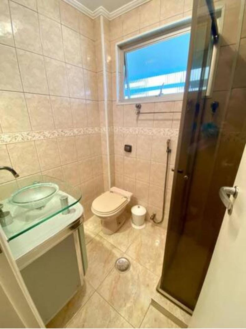 Apto a poucos metros da Praia da Enseada com Wi-Fi Apartment in State of São Paulo