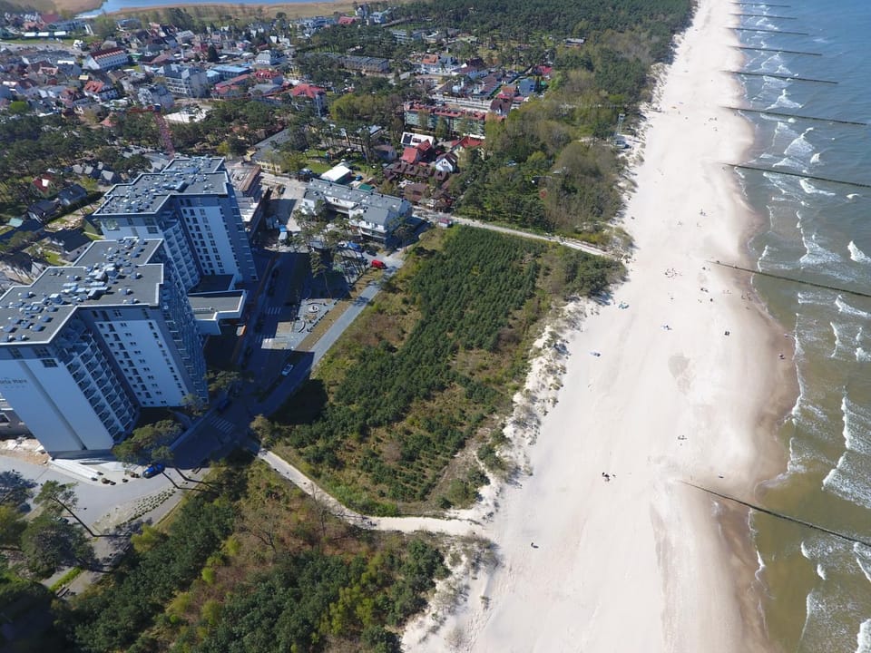 Property building, Day, Neighbourhood, Bird's eye view, Beach, Sea view