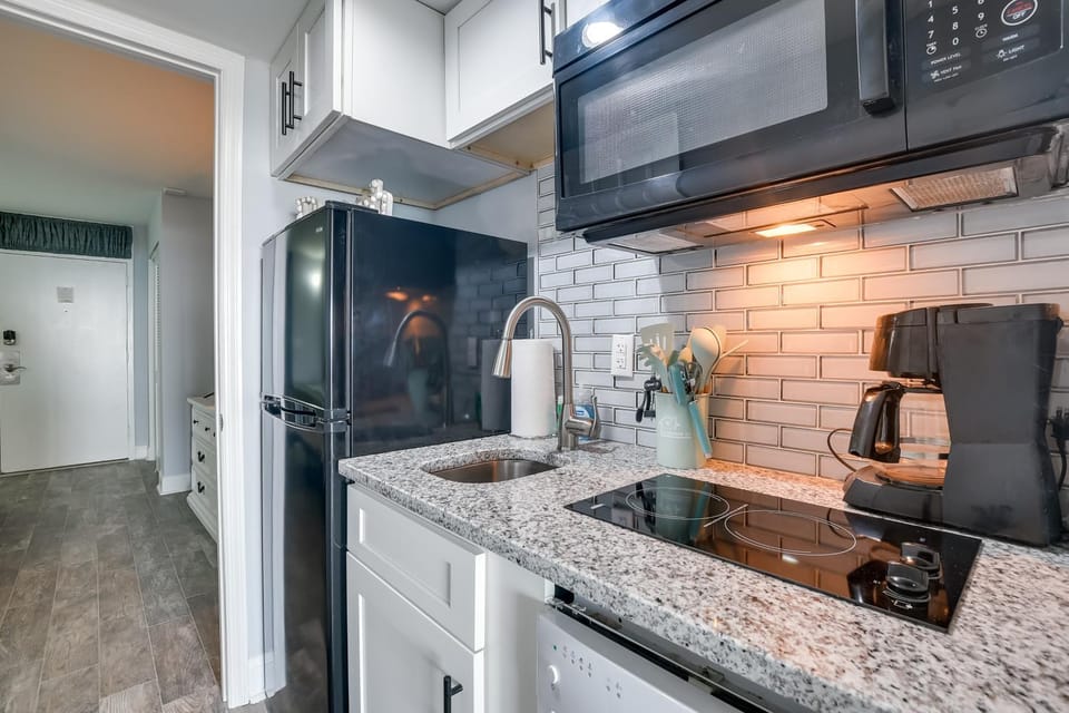 Myrtle Beach Condo w/ Ocean View + Pool Access! House in Myrtle Beach