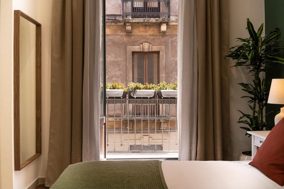 Bed, View (from property/room), Balcony/Terrace, Photo of the whole room, Bedroom, Quiet street view