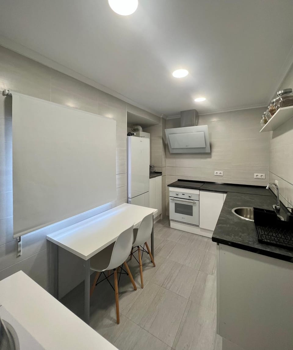 Kitchen or kitchenette, minibar, stove