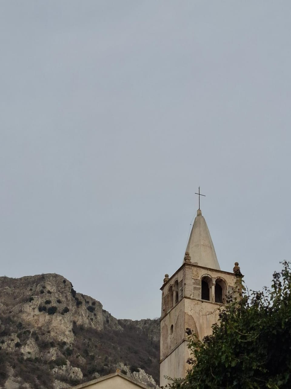 Nearby landmark, Day, Neighbourhood, Natural landscape, Landmark view, Mountain view
