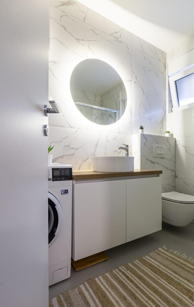Bathroom, Kitchen or kitchenette, dryer