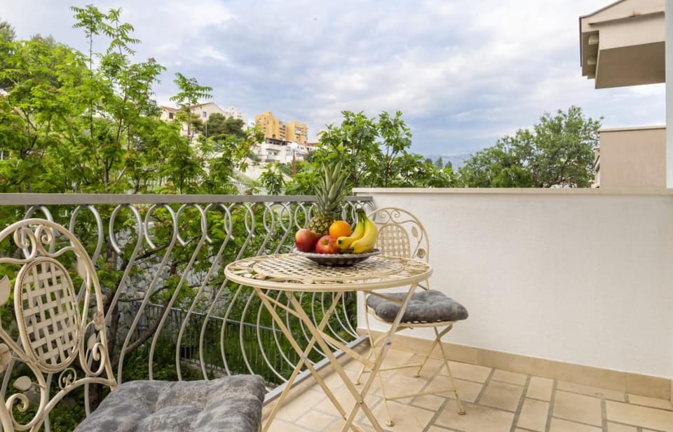 Patio, Balcony/Terrace, Living room, Food and drinks, Dining area
