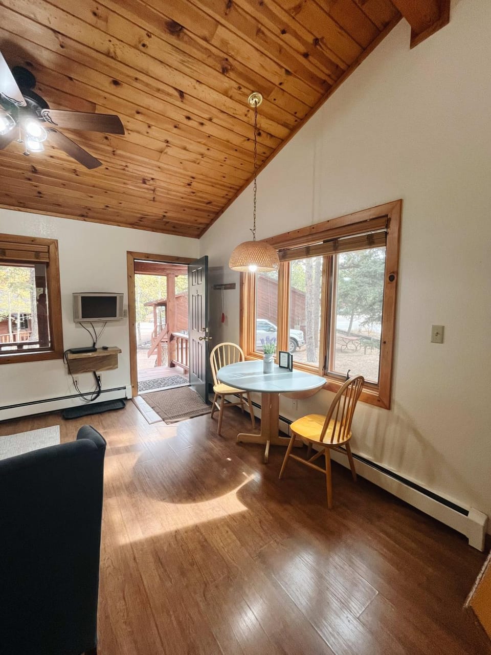 Cozy Cabin suite bed and breakfast Cabin in Woodland Park