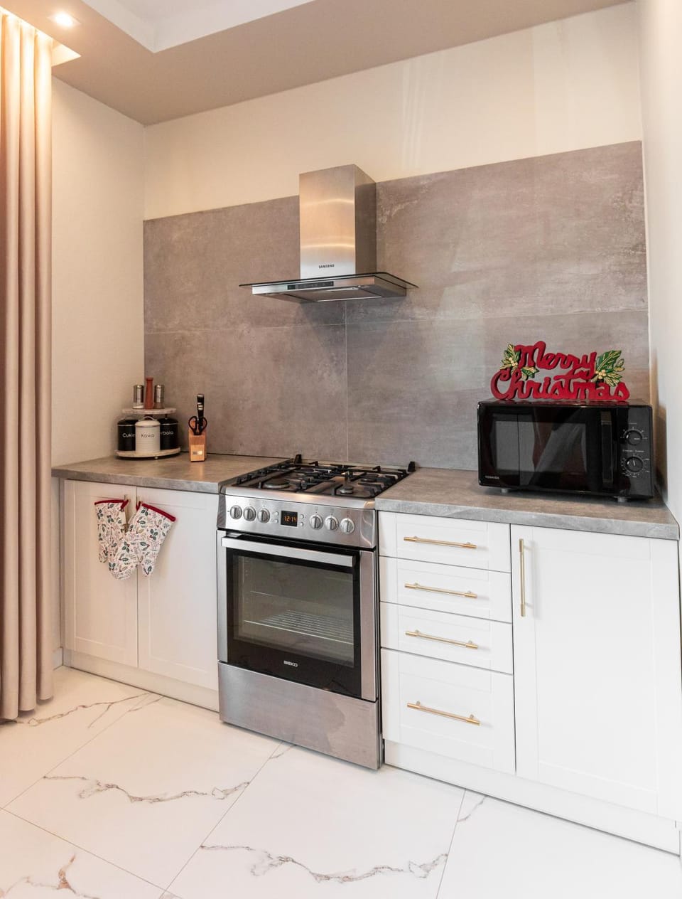 Kitchen or kitchenette, microwave, oven, kitchen