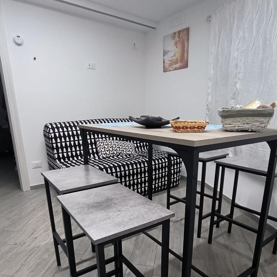 Kitchen or kitchenette, Food and drinks, Seating area, Dining area, Food