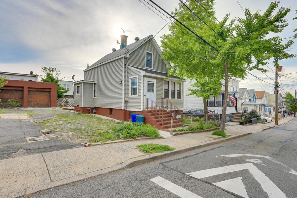 Jersey City Vacation Rental ~ 8 Mi to NYC! House in Bayonne
