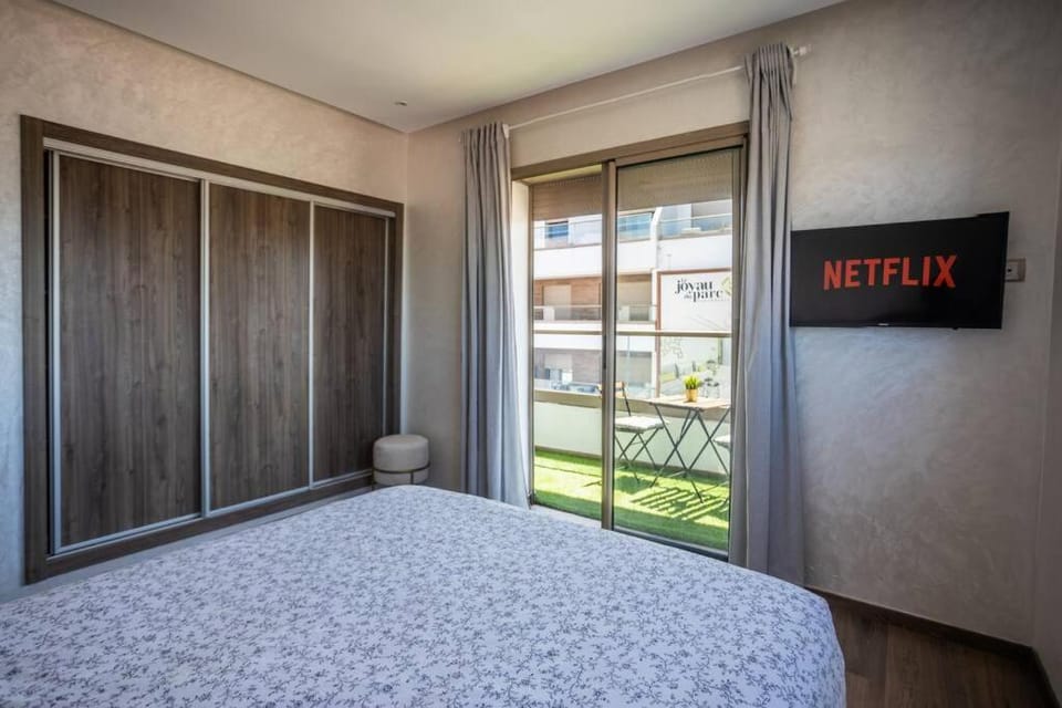 Bed, TV and multimedia, Photo of the whole room, Bedroom, wardrobe
