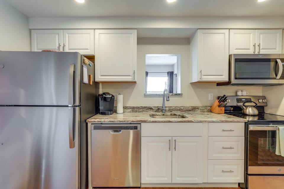 Largo Condo < 3 Mi to Indian Rocks Beach! House in Indian Rocks Beach