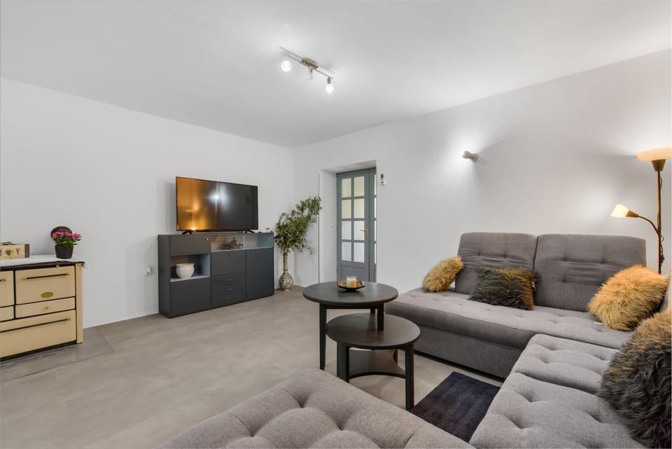 TV and multimedia, Kitchen or kitchenette, Living room, Seating area