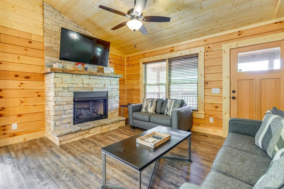 Maggie Valley Cabin 4 Mi to Cataloochee Ski Area! Cabin in Maggie Valley