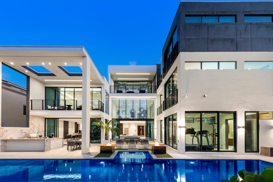 Property building, Patio, Pool view, Swimming pool, sunbed