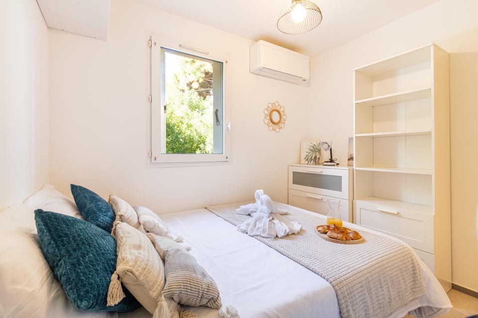 Bed, Bedroom, air conditioner