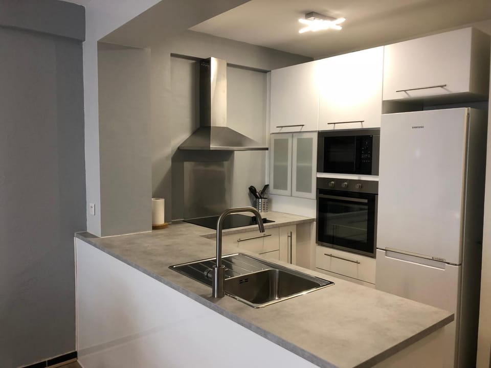 Kitchen or kitchenette, dishwasher, oven, stove