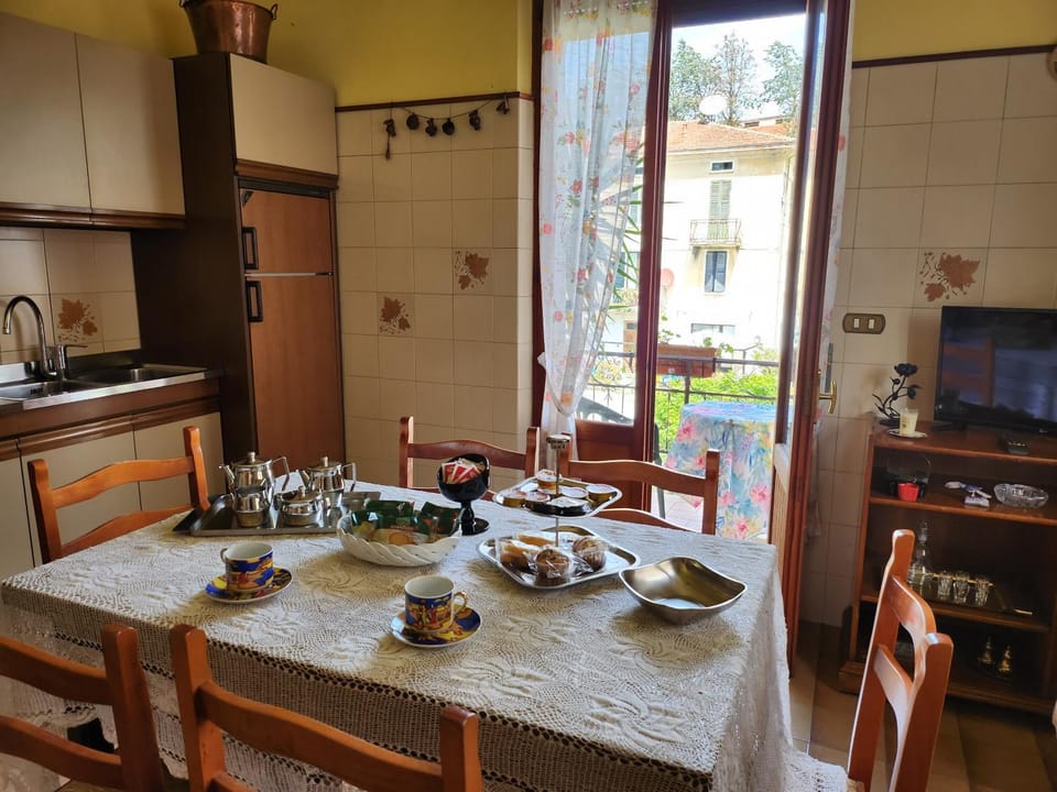 TV and multimedia, Kitchen or kitchenette, Kitchen or kitchenette, Food and drinks, Dining area, Food