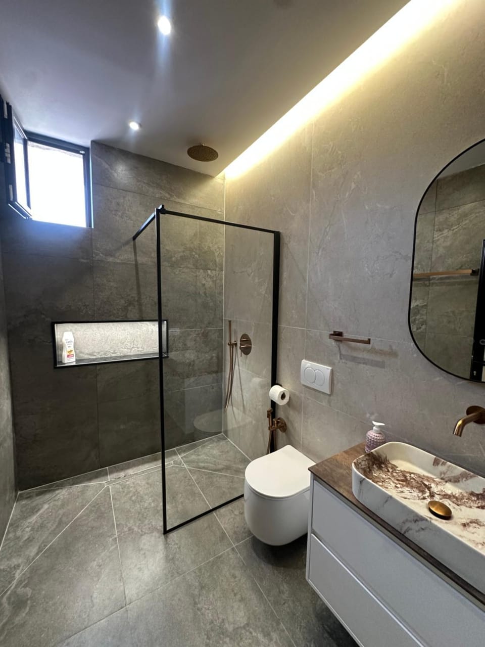 Shower, Toilet, Bathroom, towels