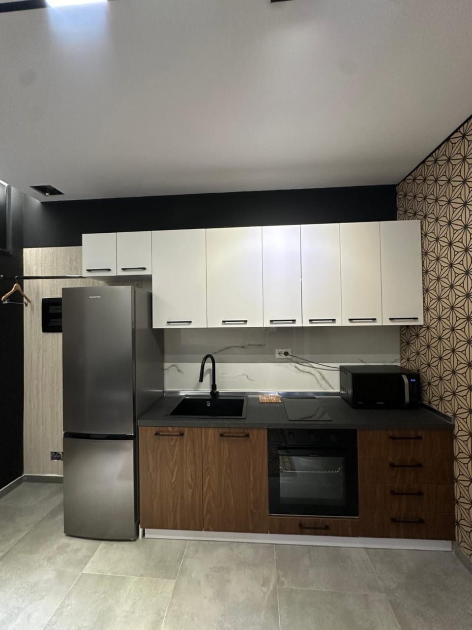 Kitchen or kitchenette, dishwasher, oven