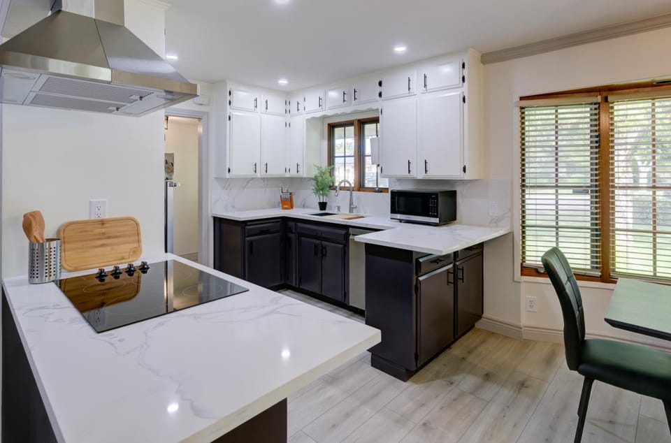 Kitchen or kitchenette, dishwasher, minibar, stove