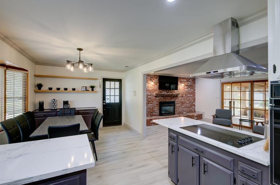 Coffee/tea facilities, Kitchen or kitchenette, Dining area, stove