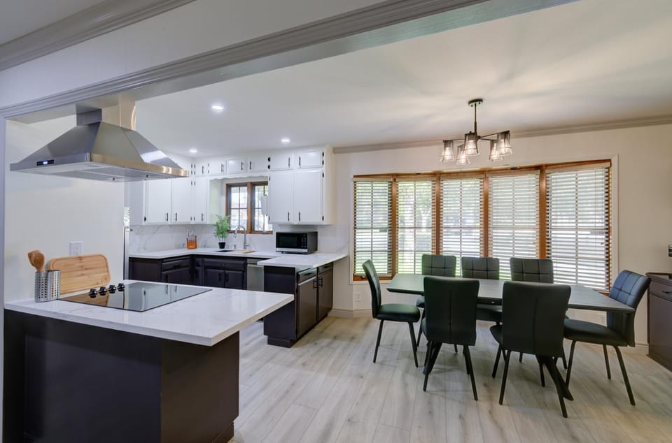 Kitchen or kitchenette, Seating area, Dining area, dishwasher, minibar, pet friendly, stove