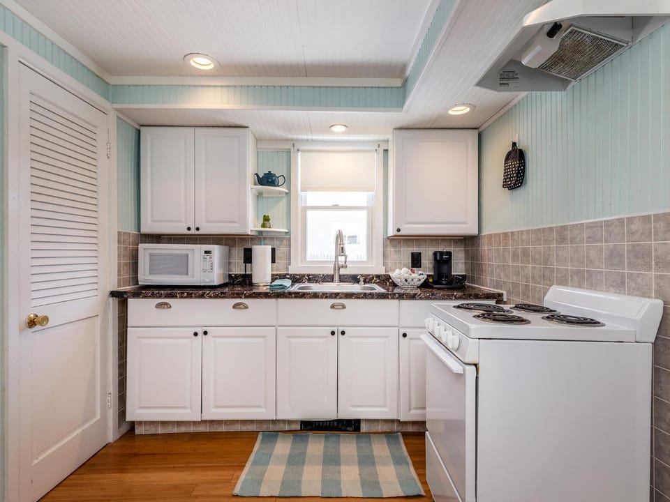 minibar, stove, kitchen