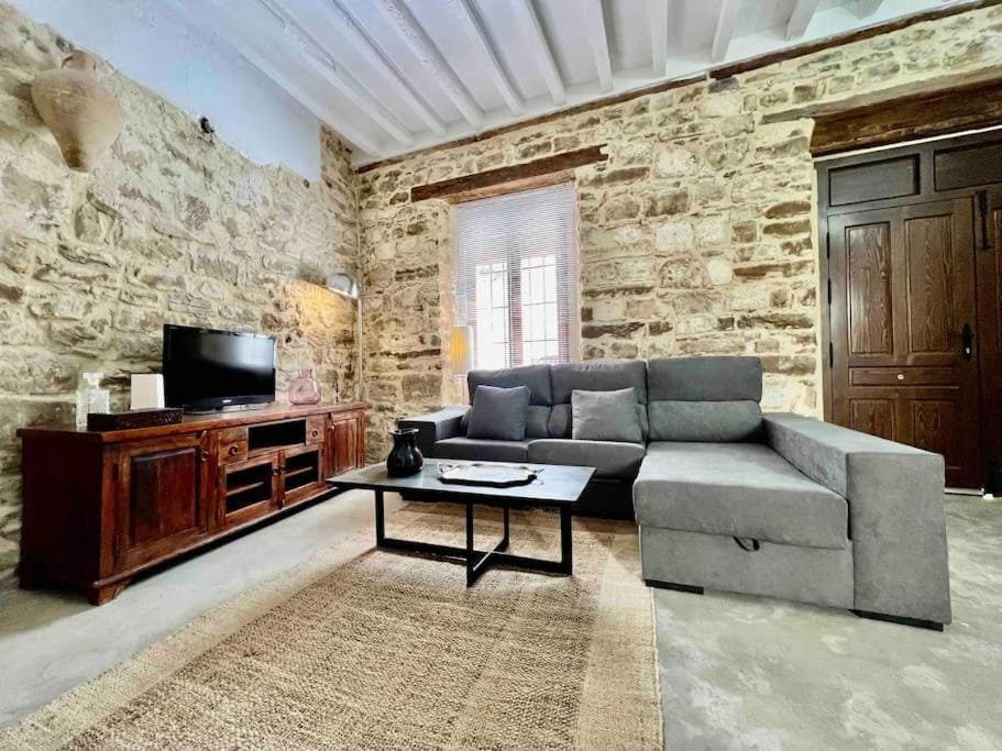 TV and multimedia, Living room, Seating area, Evening entertainment