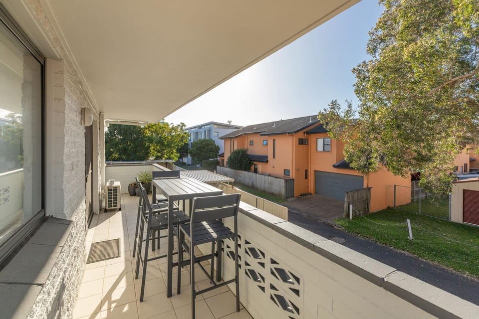 Property building, Day, Balcony/Terrace