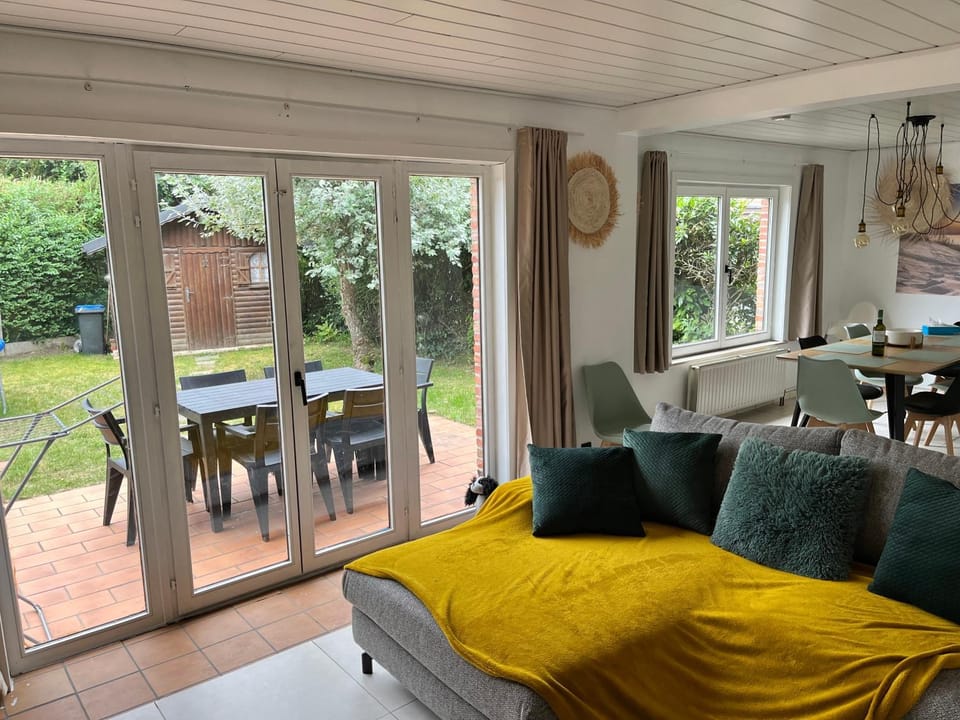 Garden, Living room, Seating area, Dining area, Garden view