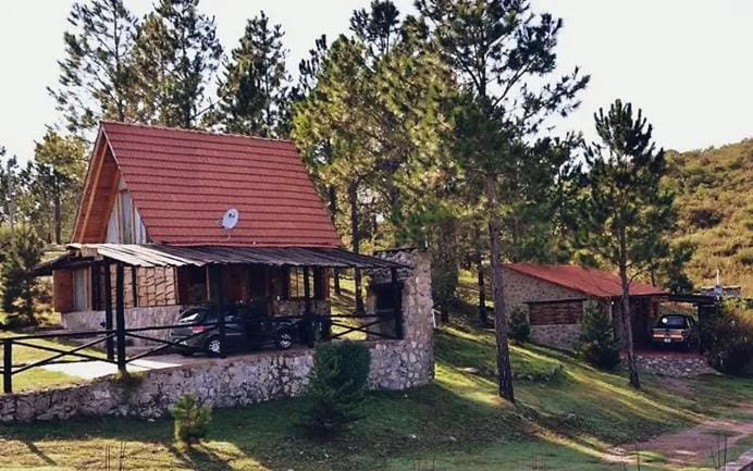 Property building, Patio, Off site, Day, Natural landscape, Garden, View (from property/room), Garden view, Mountain view, Area and facilities, Parking