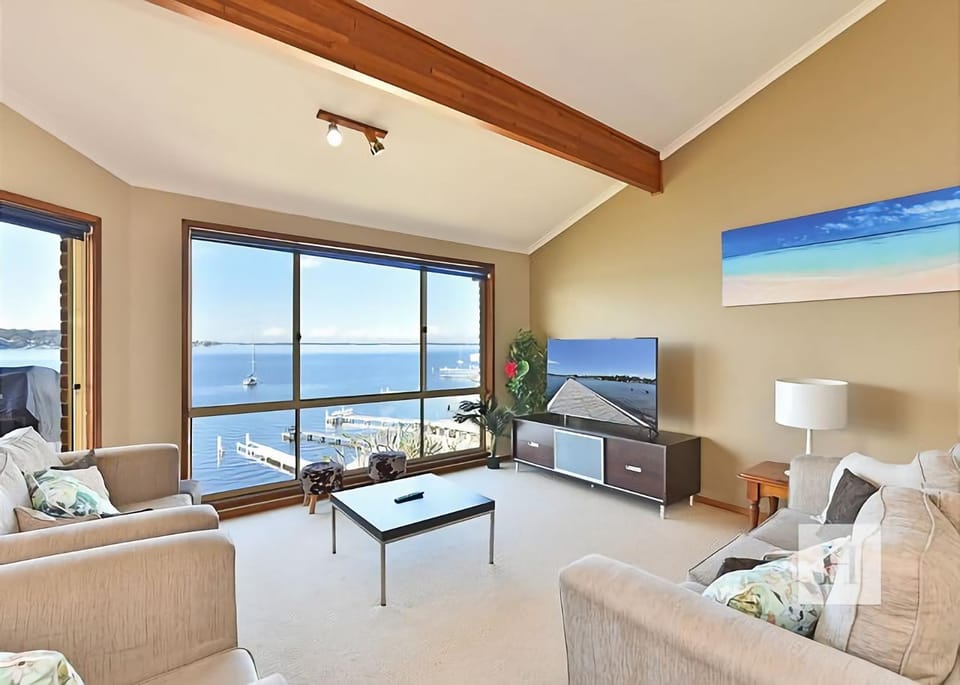 Sparkling Waters House in Lake Macquarie