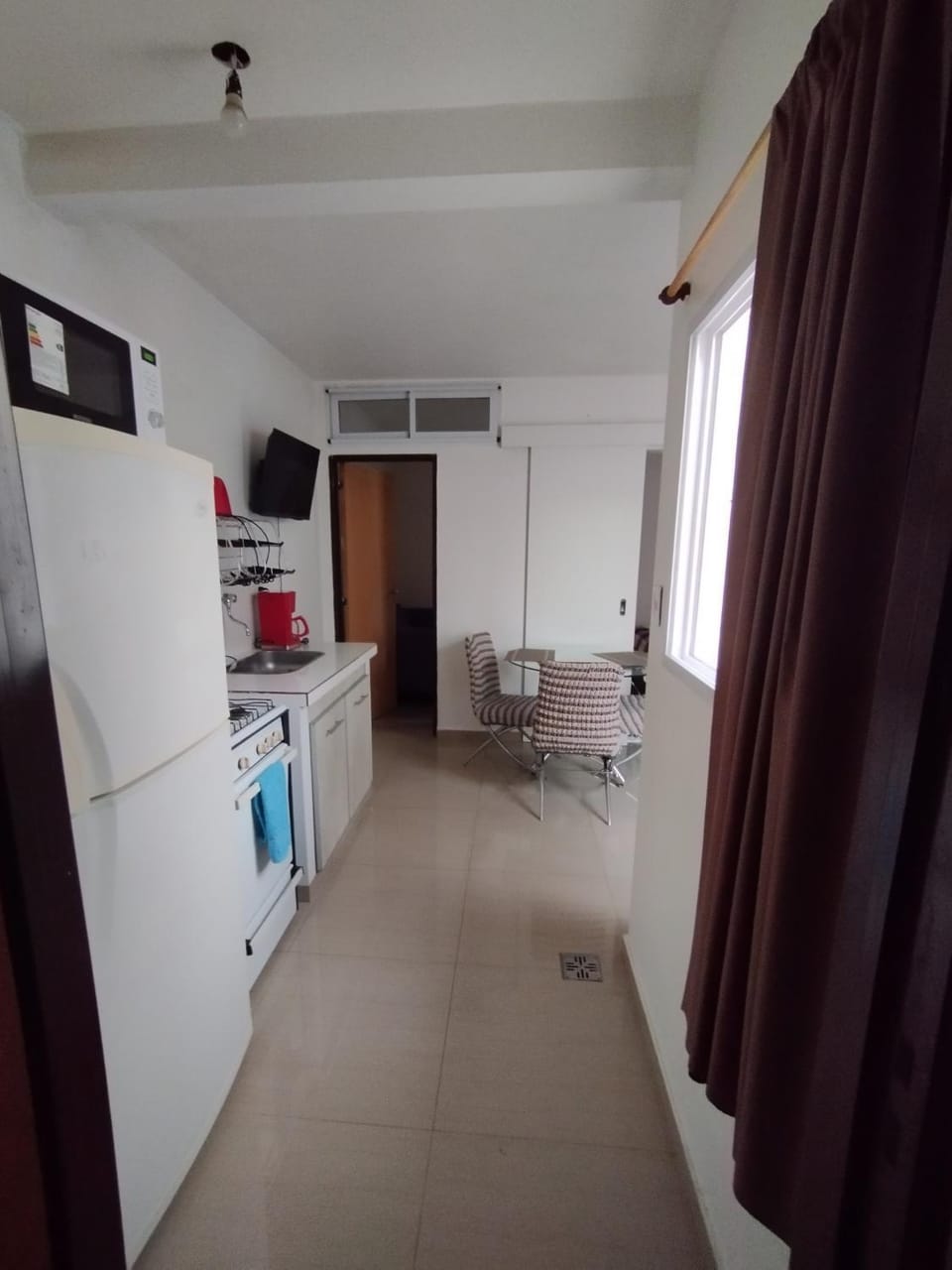 Kitchen or kitchenette, Dining area, minibar, oven