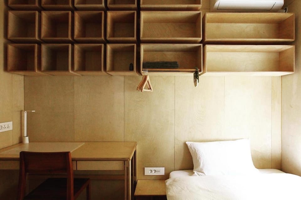 Bed, Photo of the whole room, Decorative detail, Decorative detail, Seating area, Bedroom