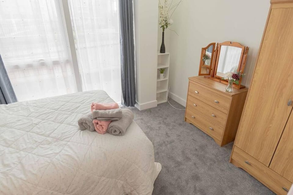 Bedroom, towels, wardrobe