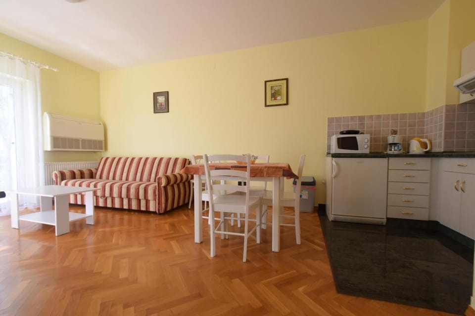 Coffee/tea facilities, Living room, Dining area, minibar, toaster
