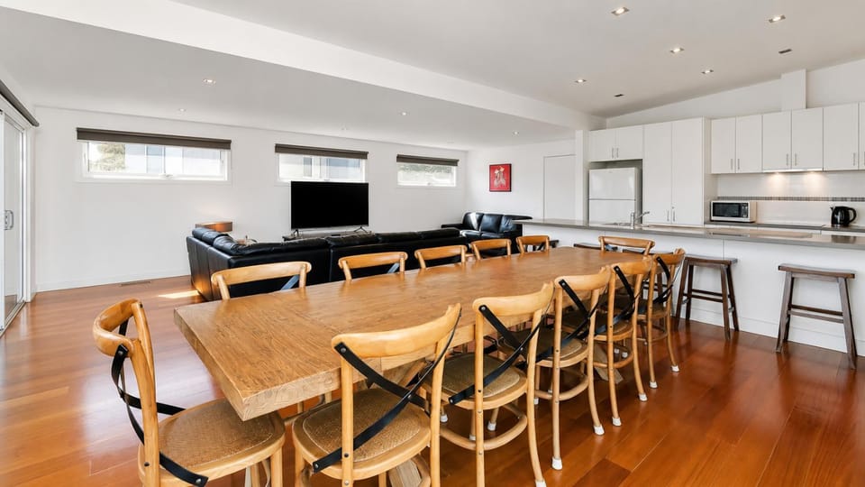 TV and multimedia, Kitchen or kitchenette, Living room, Seating area, Dining area