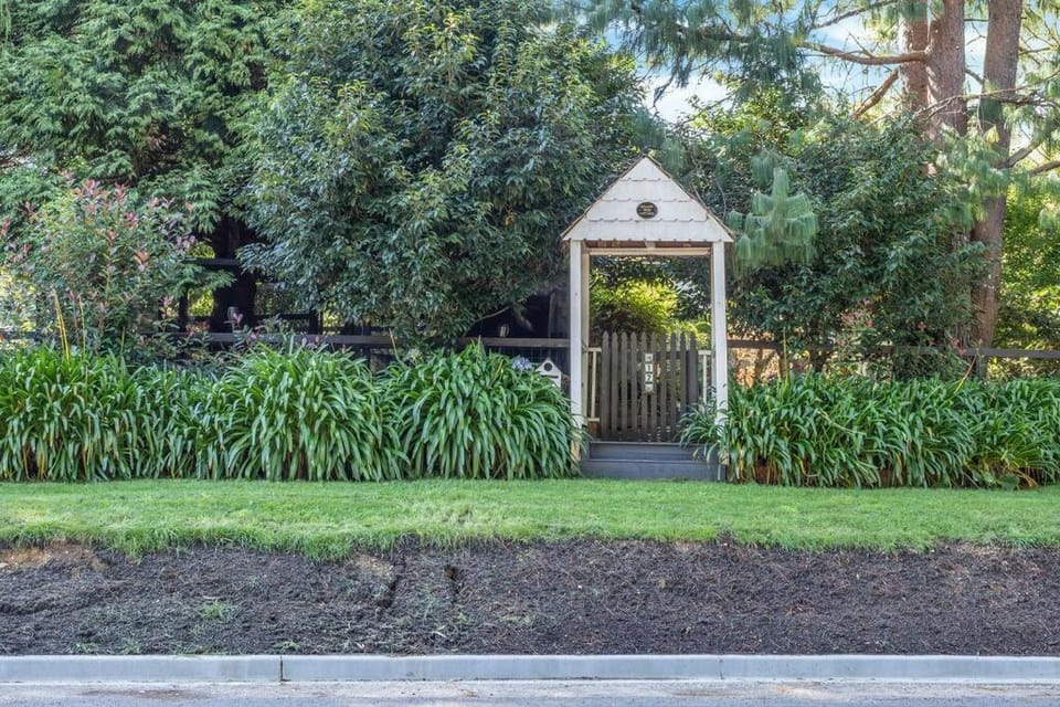 Willow Tree Cottage in Bustling Creative Bundanoon House in Bundanoon