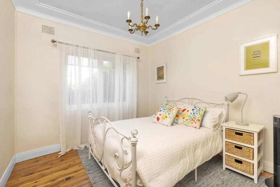 Willow Tree Cottage in Bustling Creative Bundanoon House in Bundanoon