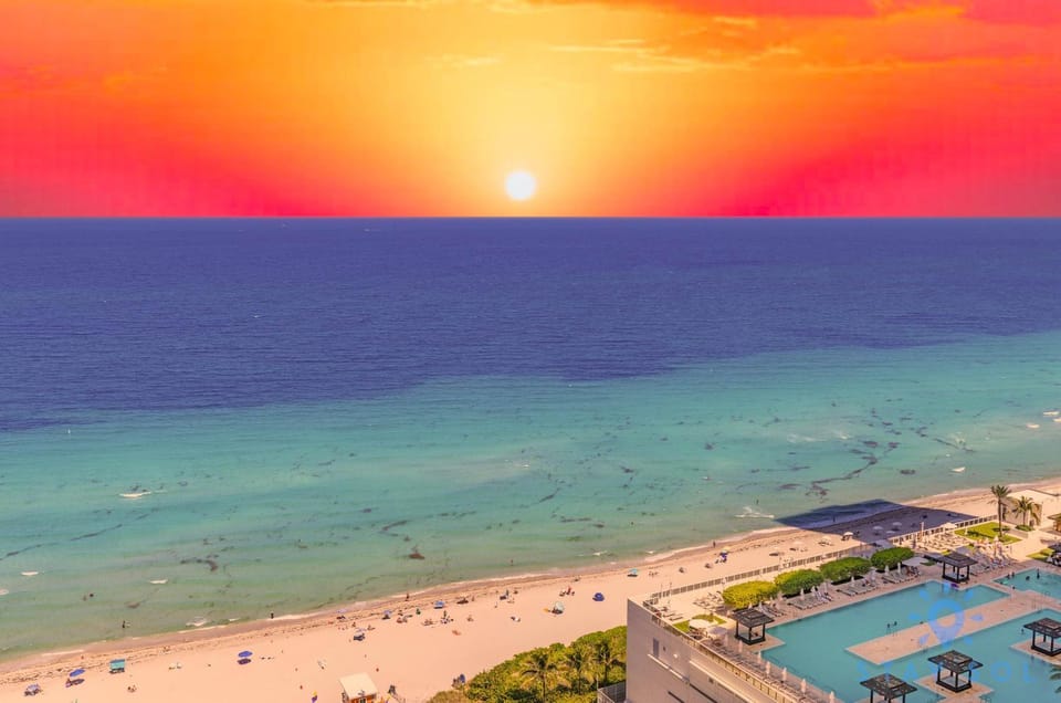 Rooftop Oceanview Balcony Beachfront Resort Apartment in Hollywood Beach