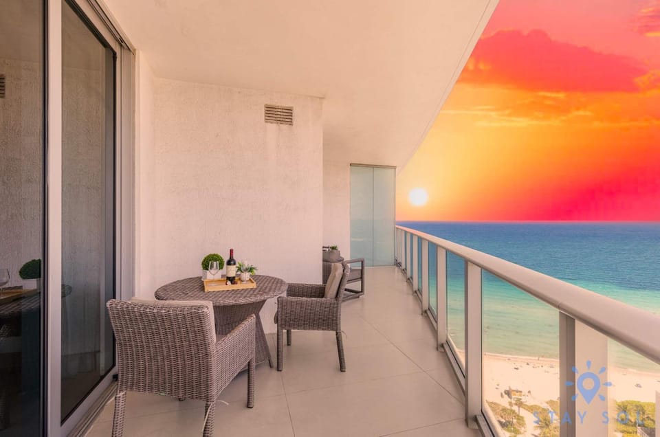 Rooftop Oceanview Balcony Beachfront Resort Apartment in Hollywood Beach