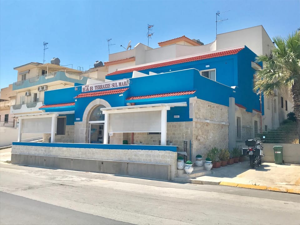 Facade/entrance