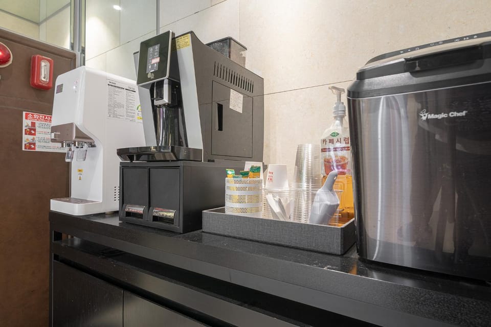Coffee/tea facilities, Food and drinks, oven