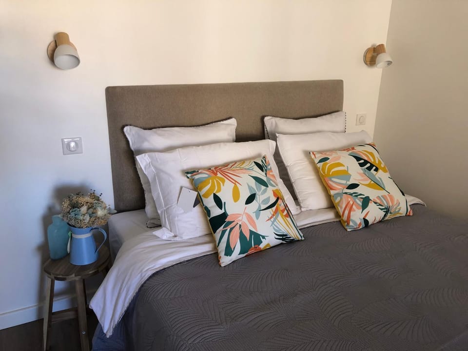 Un grand studio face au port de Santa Lucia Apartment in Saint-Raphael