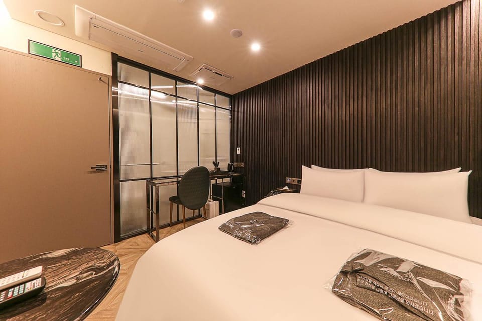 Bed, Bedroom, air conditioner
