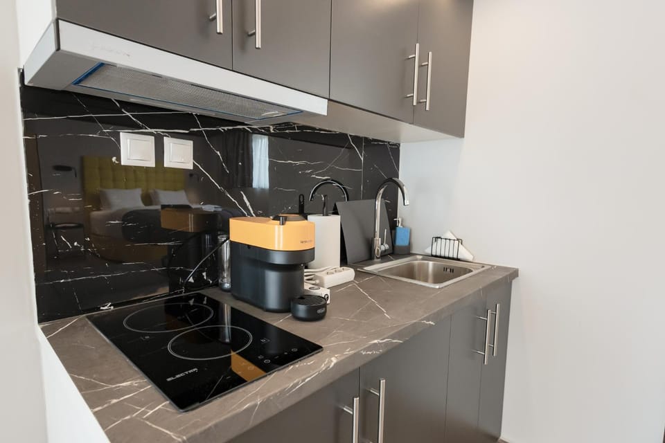 Coffee/tea facilities, Kitchen or kitchenette, stove